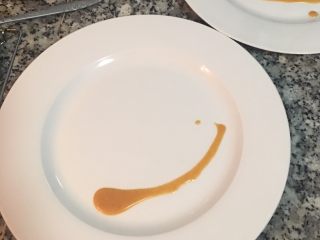 16、迷迭香蒜味肋眼牛排佐栉瓜,趁机开始摆盘，最底下可使用自己喜爱的酱料稍做装饰，今天用的是市售辣起司牛排酱，只需要一点点喔～