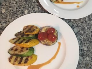 17、迷迭香蒜味肋眼牛排佐栉瓜,摆上洋葱蛋和小蕃茄，再摆上栉瓜。