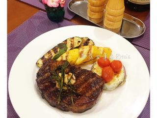 18、迷迭香蒜味肋眼牛排佐栉瓜,最后放上休息好的牛排，最上面放上煎过后去皮的蒜头和迷迭香即可。