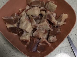 1、萝卜炖牛肉,将牛肉切成小块