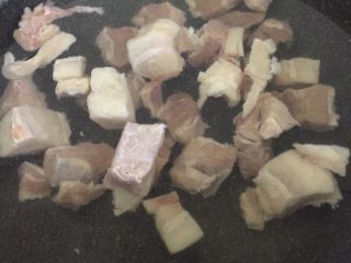 2、萝卜炖牛肉,冷水入锅，大火烧开去血沫，可以适量的放点料酒去腥