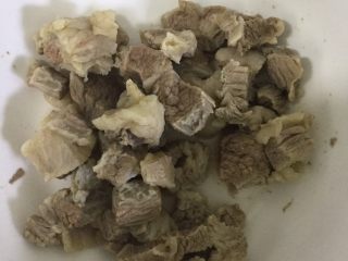 3、萝卜炖牛肉,将煮好的牛肉捞出备用