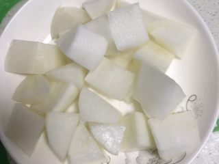 4、萝卜炖牛肉,白萝卜去皮切块放盘子里备用