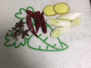5、萝卜炖牛肉,准备好葱姜蒜，姜，辣椒，八角，花椒