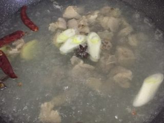 6、萝卜炖牛肉,锅中加水，放入牛肉块，葱姜，辣椒，花椒，八角，高压锅闷30分钟