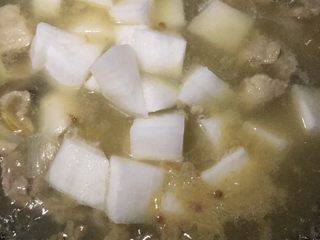 7、萝卜炖牛肉,将萝卜放入焖好的牛肉里小火煮15分钟不用盖盖子的，加入2勺糖，适量的盐，一勺鸡精调味