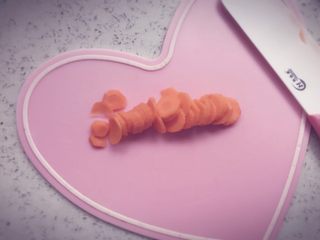 2、胡萝卜鲜虾条 宝宝辅食,将胡萝卜洗净后去皮，然后写成片