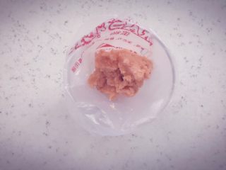 6、胡萝卜鲜虾条 宝宝辅食,将搅打好的虾泥装入裱花袋或者保鲜袋中