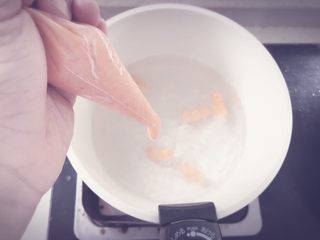 8、胡萝卜鲜虾条 宝宝辅食,锅中烧水，水开后，将虾泥挤入沸水中，适当长度可以用勺子或者筷子夹断