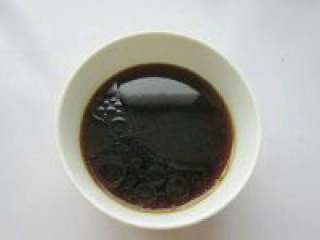 4、清蒸鲈鱼,把葱姜辣椒丝用清水泡泡捞起,用味极鲜、蒸鱼豉油、冰糖和纯净水、少许盐、香油调成味汁