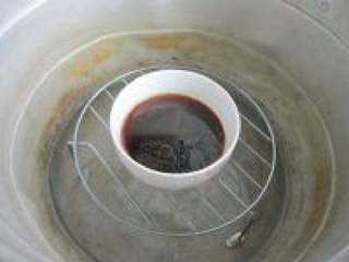 5、清蒸鲈鱼,蒸锅加水大火烧开,把调味汁碗放下面一层