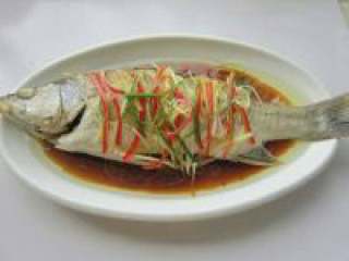 10、清蒸鲈鱼,倒上蒸过的调味汁即可