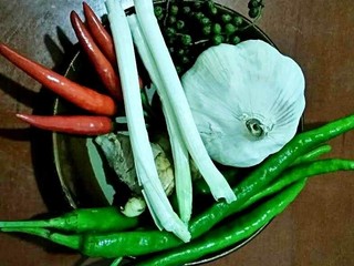 1、粉丝鳝鱼,准备辅料