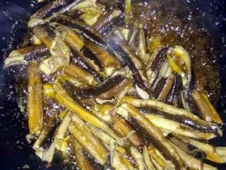 2、粉丝鳝鱼,打卷儿就可以铲起来.