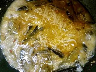 3、粉丝鳝鱼,把泡好的粉丝放入锅里继续煮五分钟。