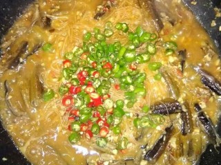 4、粉丝鳝鱼,.加入红椒青椒,红椒青椒添色的同时添味。
