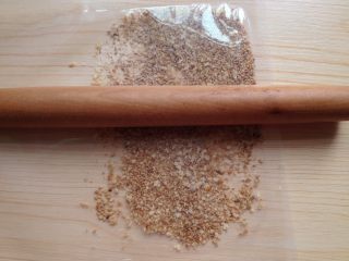 1、糖三角,馅料的做法：将炒熟的白芝麻放食品袋里擀碎（不用太碎）