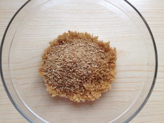 2、糖三角,将芝麻碎倒入红糖中