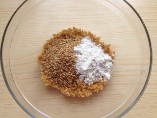 3、糖三角,再放入2g面粉（可根据个人需要来放）拌匀备用