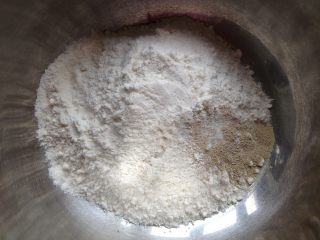 4、糖三角,制作面皮：200g面粉里放入糖和酵母混合均匀