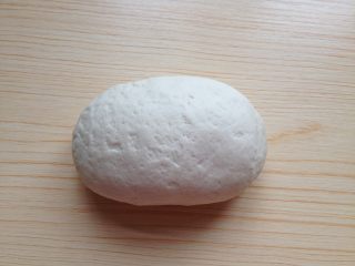 7、糖三角,和成光滑的面团，盖上保鲜膜饧20分钟