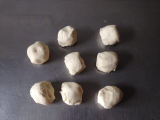 8、糖三角,面团饧好后揉几下排气，再分成8份，每份约40g