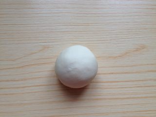 9、糖三角,取一份面团搓圆（如果面团比较粘，可以在案板上撒点面粉再操作）