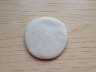 10、糖三角,擀成稍厚点的圆形面皮