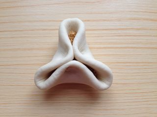 12、糖三角,先做出三角形的形状，中间捏紧