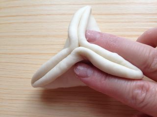 13、糖三角,再用食指和中指将三条边用力夹紧