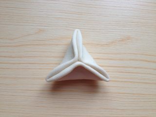 14、糖三角,糖三角的生坯便完成了