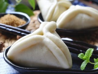 16、糖三角,饧好后大火烧开，上汽后蒸12分钟关火，再焖3分钟揭盖