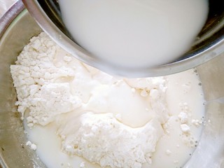 3、家庭版―汉堡包,再倒入拌好的面粉里