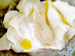 5、家庭版―汉堡包,黄油融化后倒入揉好的面团里，继续揉面