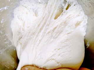 7、家庭版―汉堡包,盖上保鲜膜发酵至两倍大，里面好多均匀的小洞洞就可以了