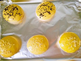 12、家庭版―汉堡包,烤箱预热，上下火，上火180度，下火160度，根据自己的烤箱来定时定温。