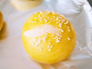 13、家庭版―汉堡包,25分钟左右就烤好了，都裂开了，看到薄薄的外皮下面白白的很松软