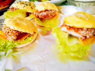 17、家庭版―汉堡包,看起来还不错吧，开吃吧，在家也可以吃到这等美味，很满足啦！