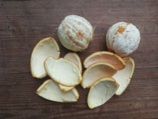 1、糖渍橙皮丁,先将橙子外皮用盐搓洗干净，然后剥开取橙皮