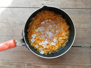 6、糖渍橙皮丁,将煮好的橙皮捞出，倒掉煮橙皮的水，然后将橙皮切成丁，放入锅中，加入水、麦芽糖和冰糖