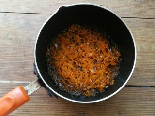 7、糖渍橙皮丁,在燃气灶上小火煮，直至橙皮丁变成透明状，糖汁也变得很浓稠，糖渍橙皮丁就做好了