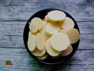 2、肉沫干锅土豆片,土豆切片后过水清除表面的淀粉，胡萝卜也去皮切片