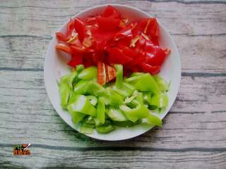 4、肉沫干锅土豆片,准备青椒红椒去蒂洗干净切片