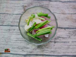 5、肉沫干锅土豆片,准备洋葱片、葱姜蒜