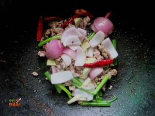 7、肉沫干锅土豆片,随后放入葱姜蒜、辣椒、老干妈煸炒出香味。