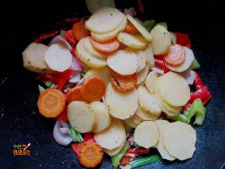 9、肉沫干锅土豆片,倒入炸好的土豆片和胡萝卜片