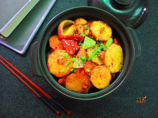 11、肉沫干锅土豆片,将土豆片盛入锅内。放少许香葱、芝麻点缀即可开动。