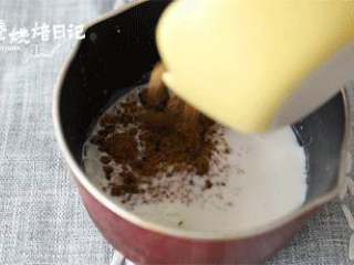 1、冬日暖心糕点，好吃到爆的红豆年糕,牛奶加入红糖，加热至完全融化，放凉。