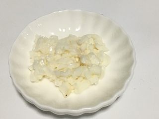 3、宝宝辅食之雪梨山药莲藕粥,山药洗净去皮，切小丁或者末。