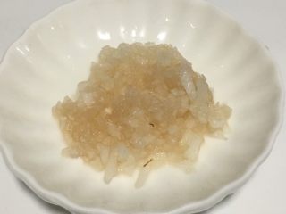 4、宝宝辅食之雪梨山药莲藕粥,雪梨洗净去皮，切小丁或者末。